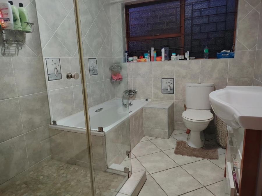To Let 4 Bedroom Property for Rent in Loerie Park Western Cape